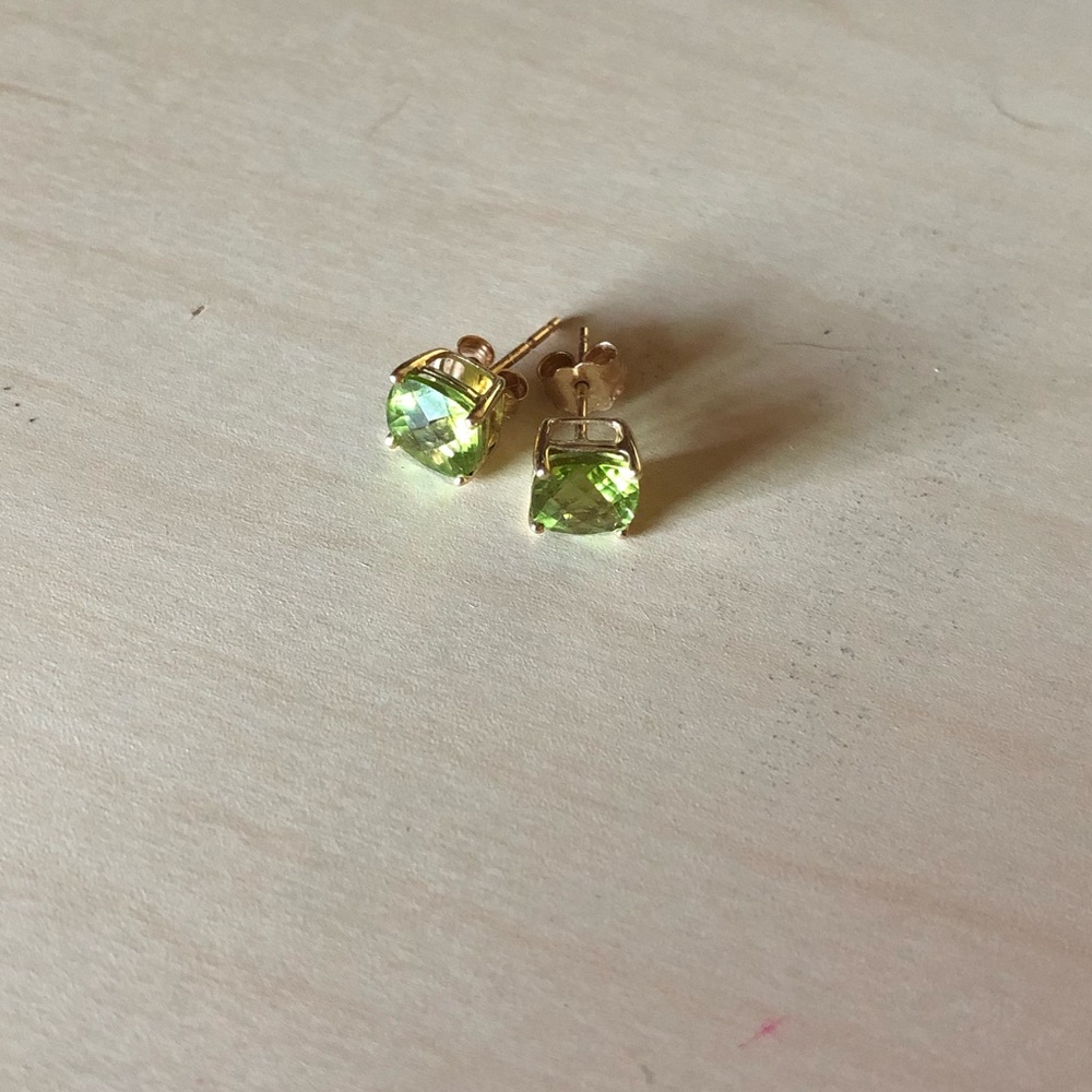 Sparkly Peridot 14k gold stud earrings! (August)